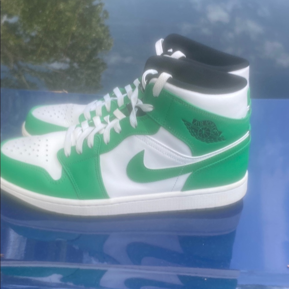 Jordan 1 Nike Green and White Sneakers with Classic Design